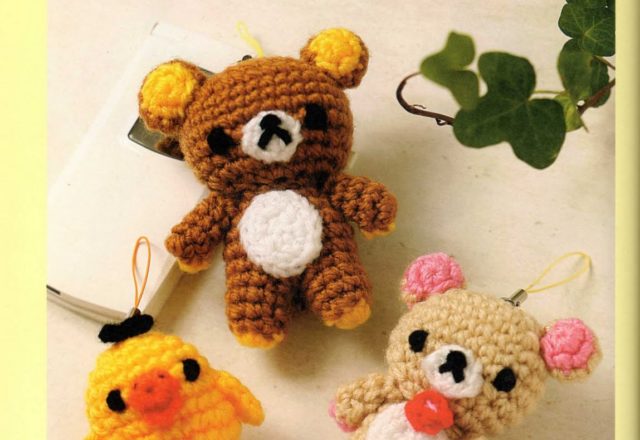 Bear with flower keychain amigurumi pattern (1)