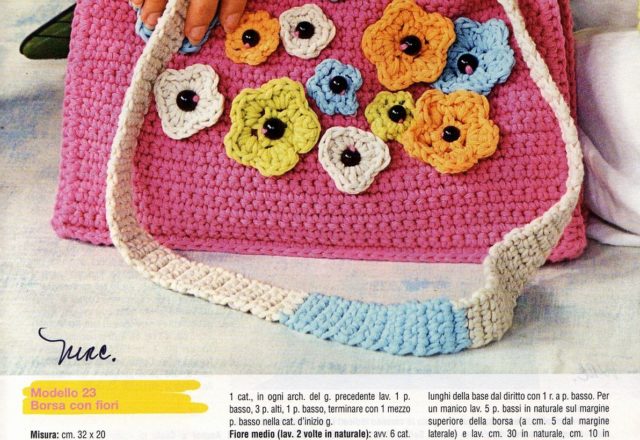 Crochet bag with pretty flowers