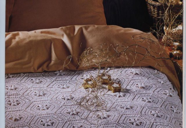 Crochet bedspread hexagonal modules and small flowers (1)