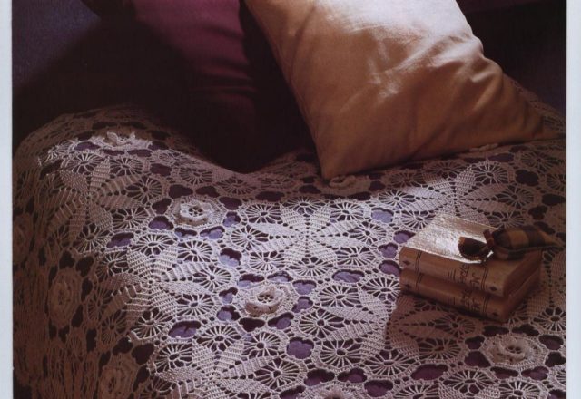 Crochet bedspread rounded modules and roses of Ireland (1)