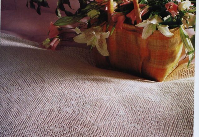 Crochet bedspread squared modules with small hearts (1)