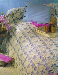 Crochet bedspread with small and squared modules (1)