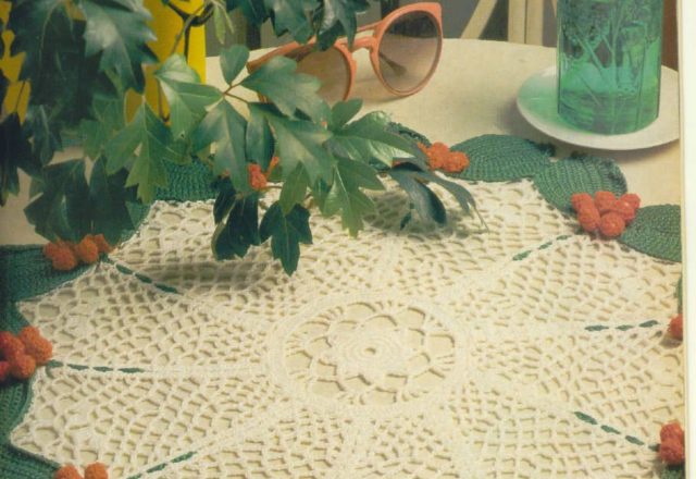 Crochet bih doily Christmas holly (1)