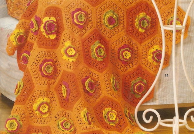 Crochet blanket with hexagonal tiles (1)