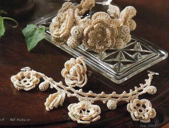Crochet bracelet with flowers (1)