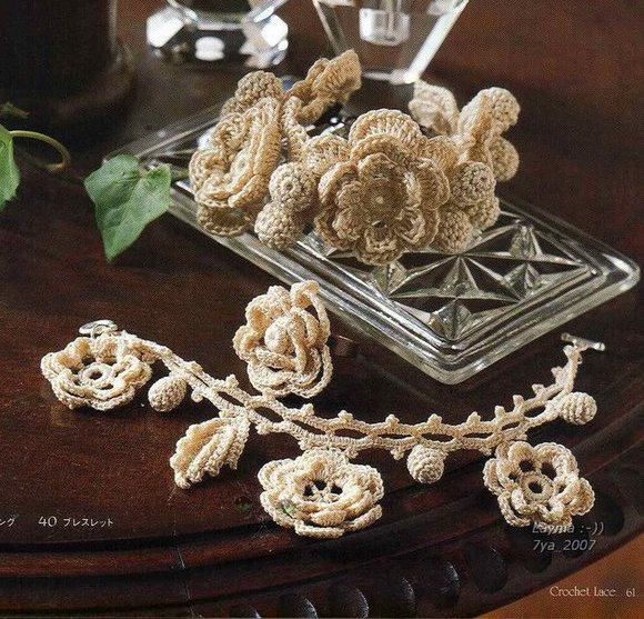 Crochet bracelet with flowers (1)