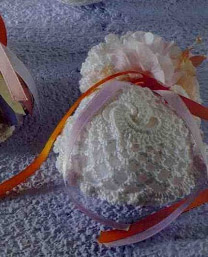 Crochet favor sachet with wedding rings intertwined (1)