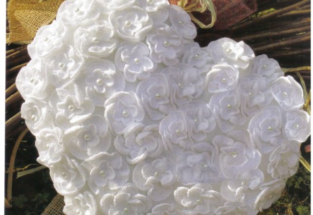 Crochet flowers wedding ring holder (1)