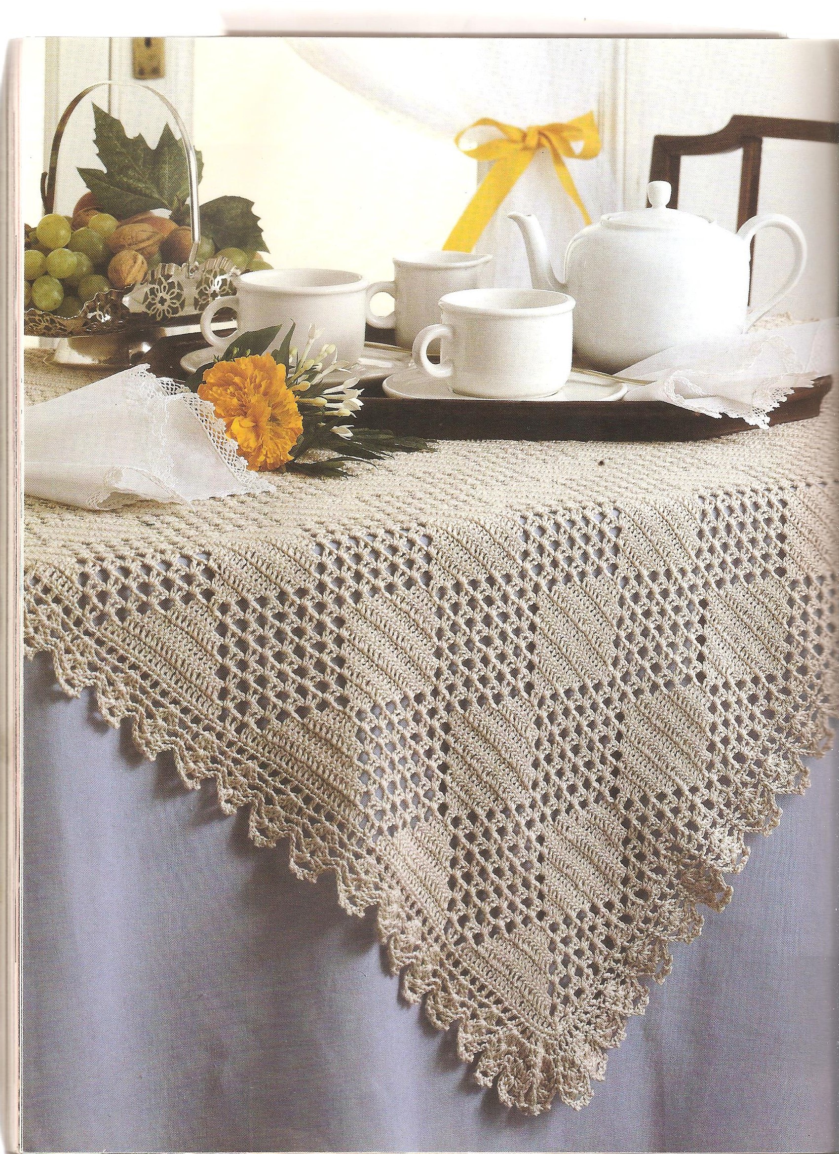 Crochet rhumbus tablecloth (1)