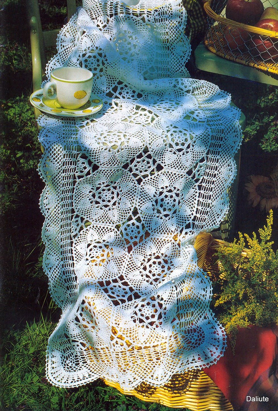 Crochet round modules middle table runner (1)