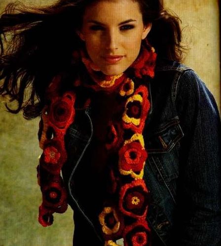 Crochet scarf with cascade of flowers (1)
