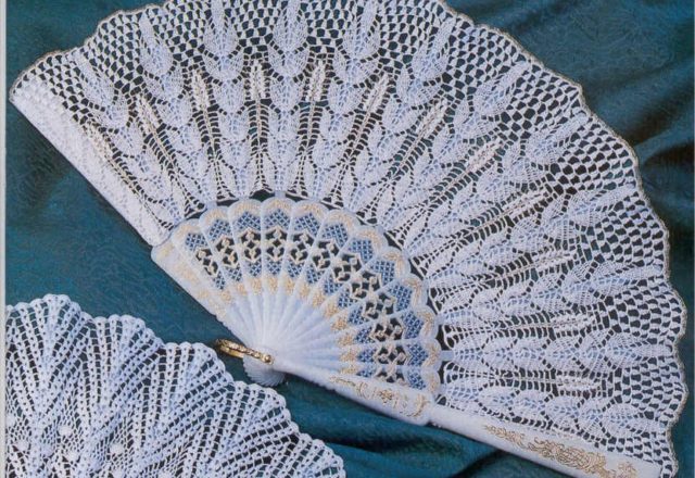 Crochet white hand fan (1)