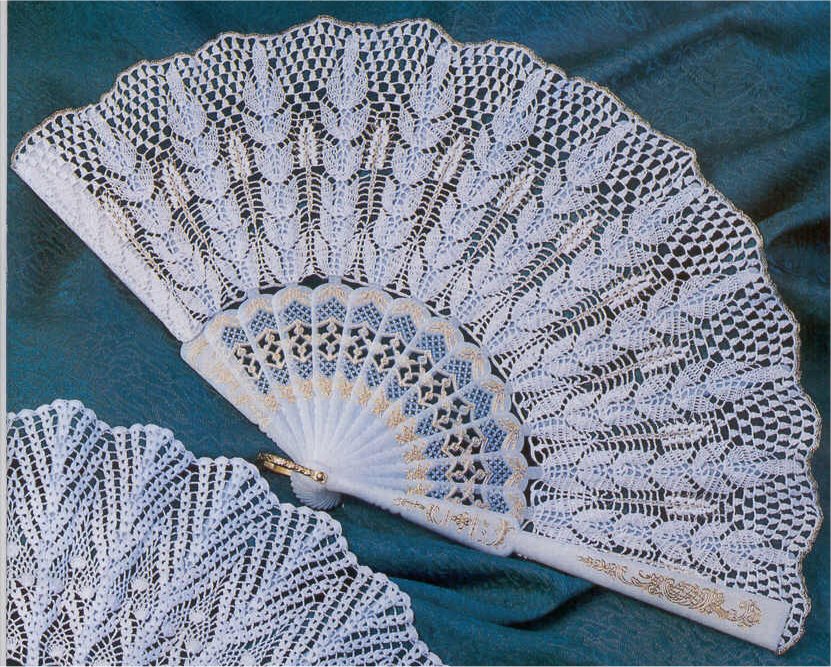 Crochet white hand fan (1)