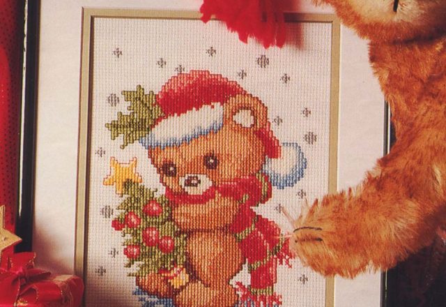 Cross stitch home painting pattern with a Christmas teddy bear (1)