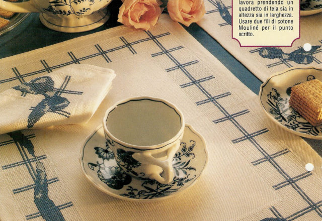 Cross stitch pattern placemat with bows (1)