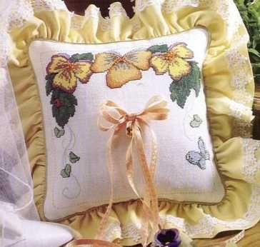 Cross stitch ring pillow with flowers panse (1)