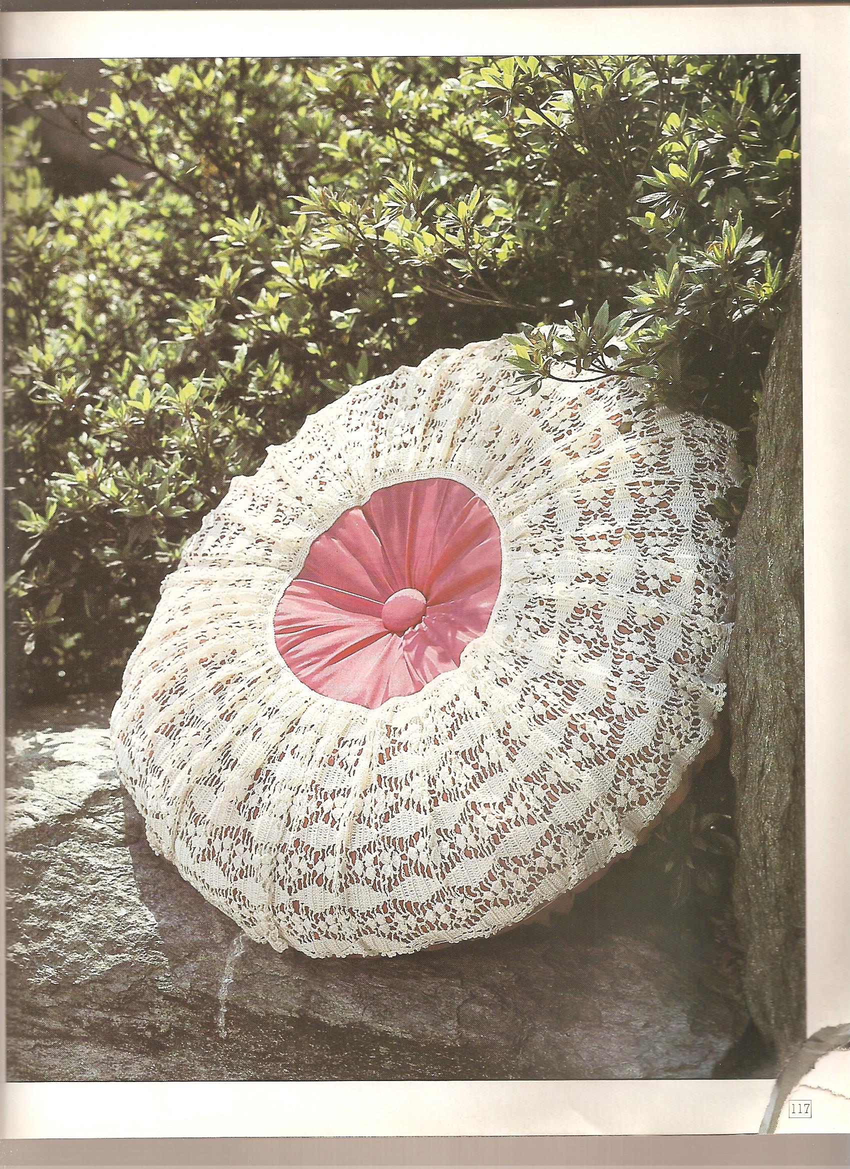 Cushion with crochet center (2)