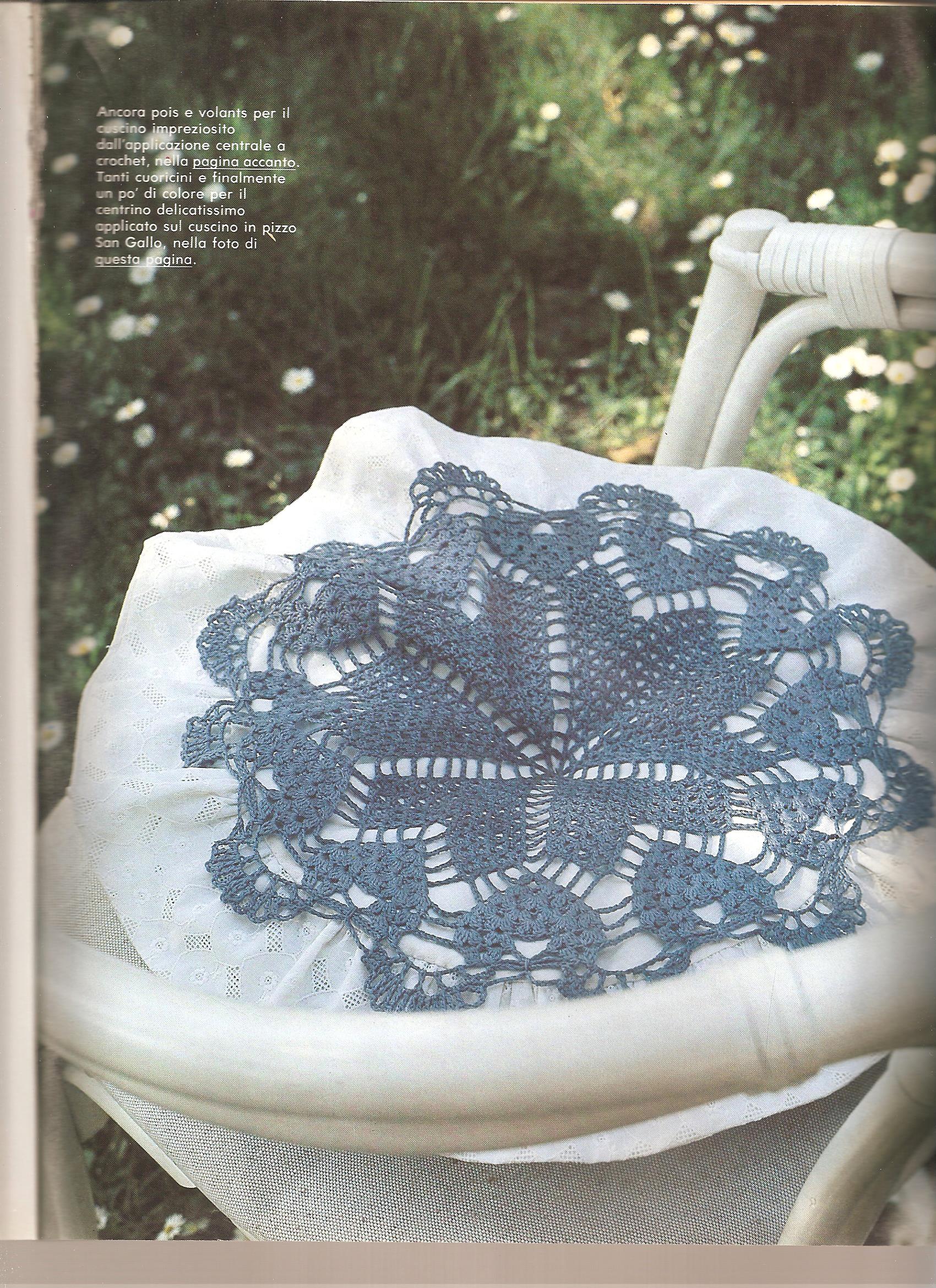 Cushion with crochet center (4)