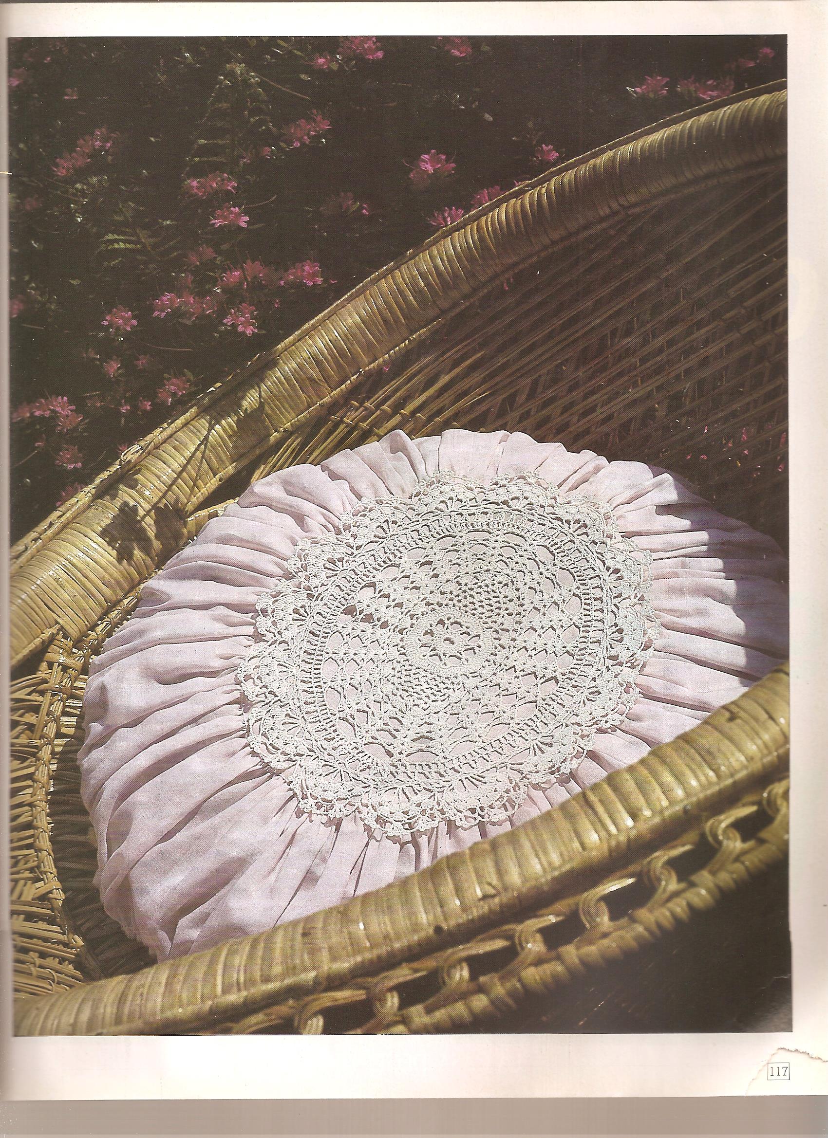 Cushion with crochet center (6)