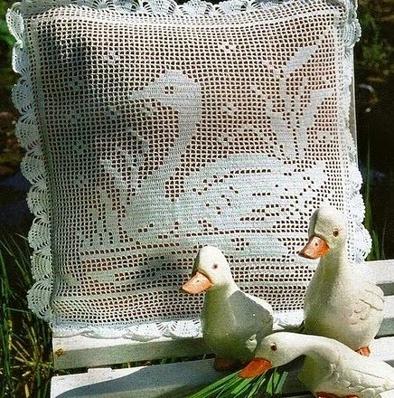 Filet home pillow with swan free pattern design download (1)