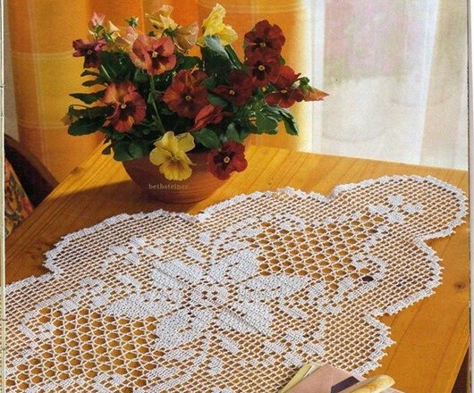Filet oval doily whit center of flowers (1)