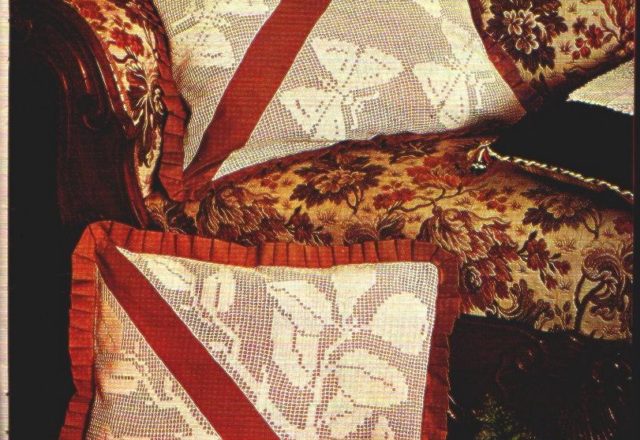 Filet pillow with berries and butterflies free pattern download (1)