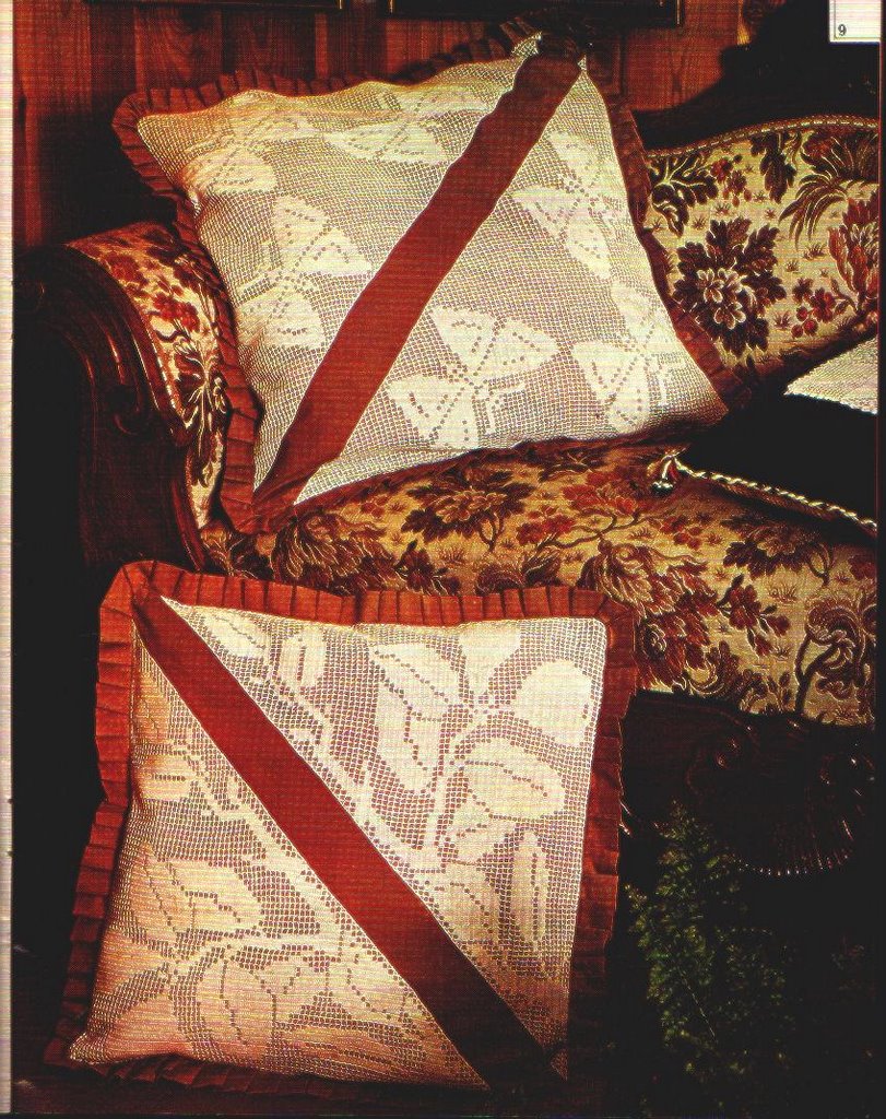 Filet pillow with berries and butterflies free pattern download (1)