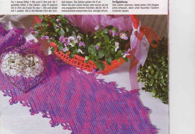 Filet table runner with tips (1)