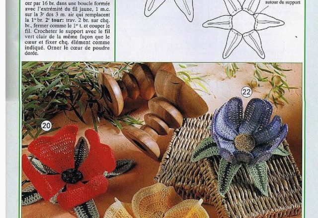 Flowers crochet favors starched confetti carrying place cards (1)