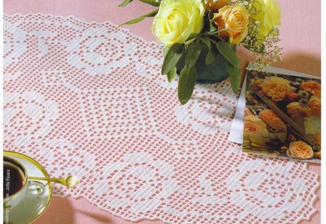 Free crochet filet pattern oval doily with roses (1)