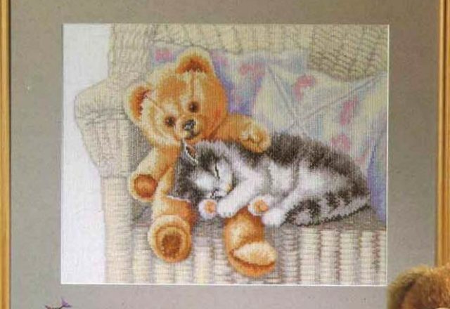 Free pattern cross stitch home painting with a teddy bear hugging a cat (1)