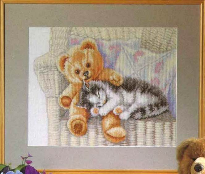 Free pattern cross stitch home painting with a teddy bear hugging a cat (1)