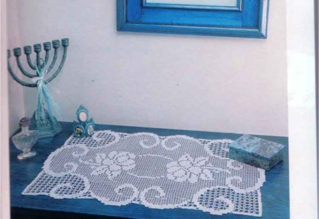 Rectangular free filet pattern doily with roses (1)