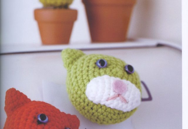Red and green head of cats amigurumi pattern (1)