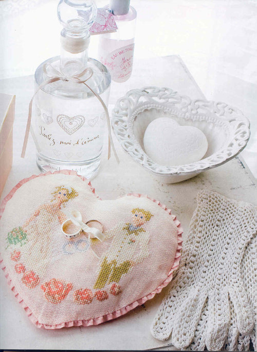 Ring pillow bride and groom with a heart (1)
