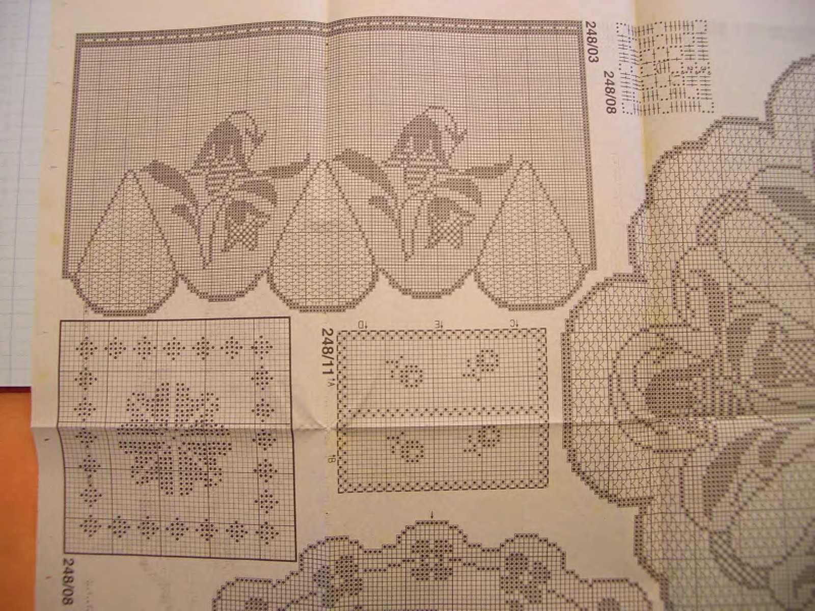 Round doily filet curtain and bluebells (3)