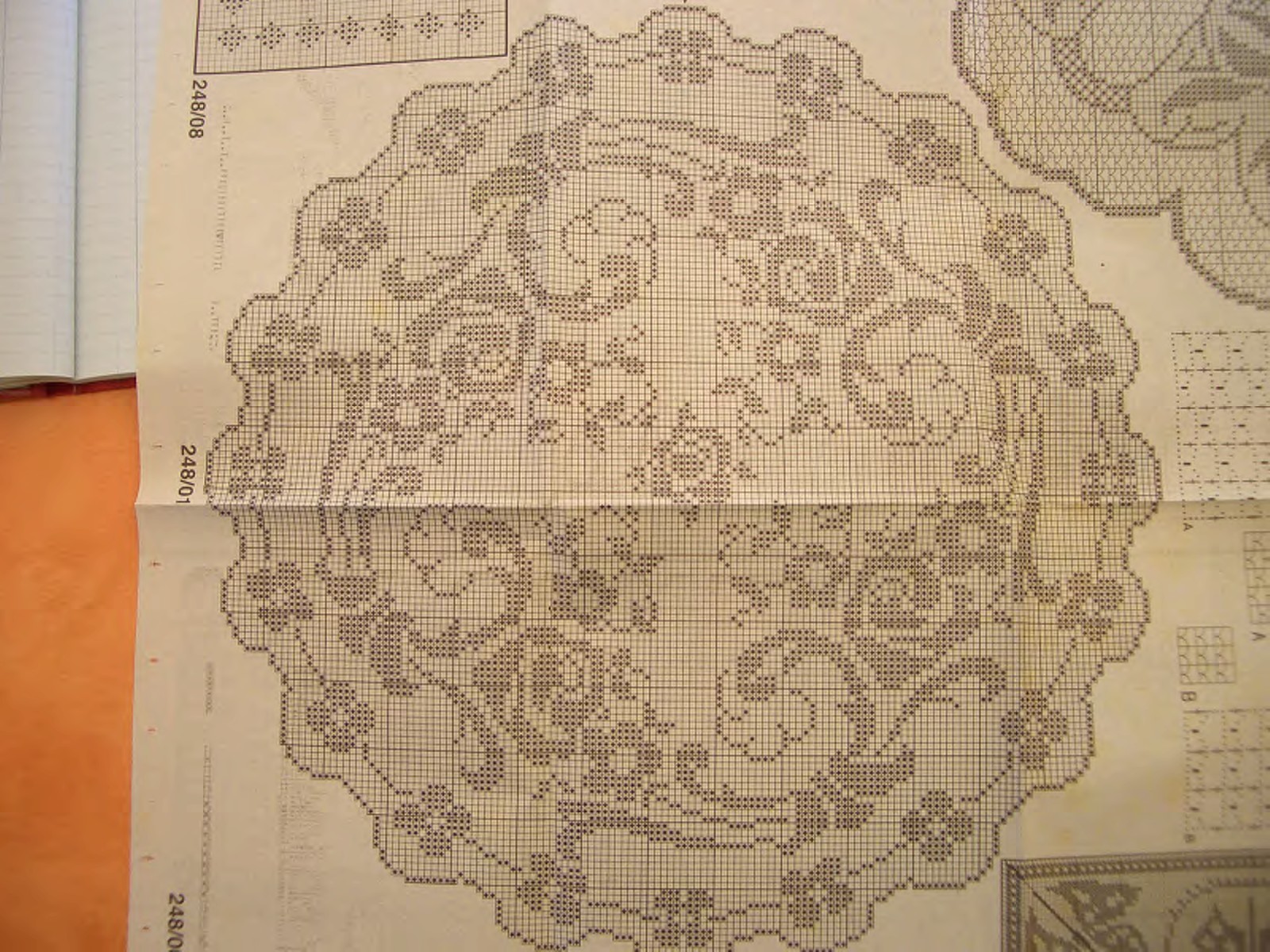 Round doily filet small flowers (2)