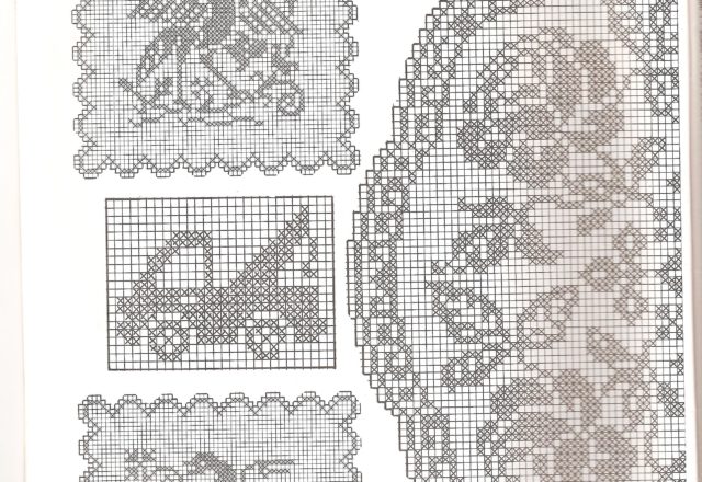 Round doily filet with roses (2)