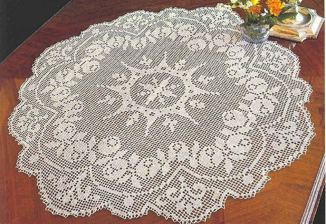 Round doily filet with small rose (1)