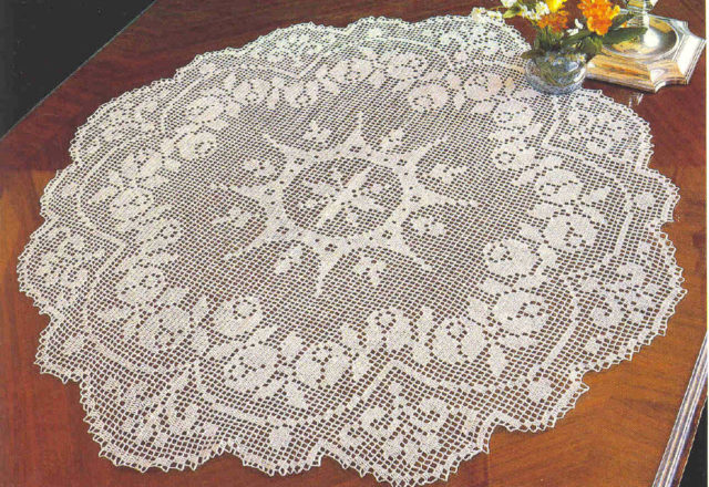 Round filet doily design with rosebuds (1)