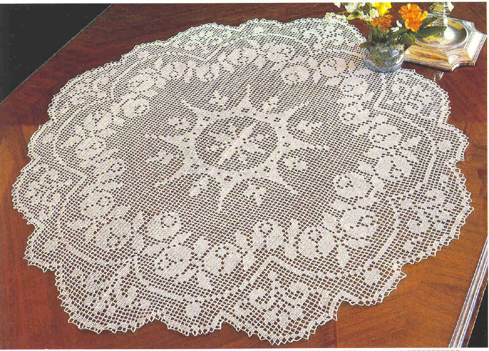 Round filet doily design with rosebuds (1)