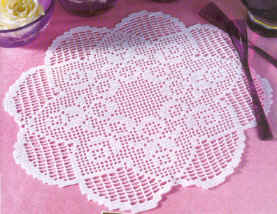 Round filet doily pattern with berries (1)