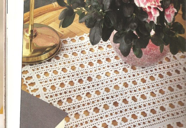 Simple rectangular crochet doily (1)