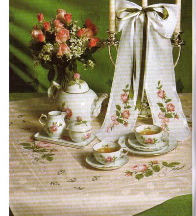 Tablecloth ribbon and roses (1)