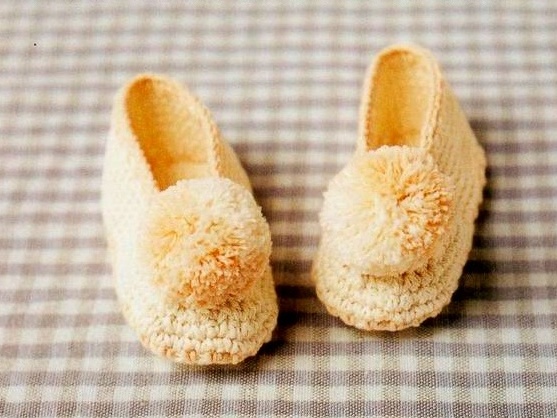 crochet baby shoes with pom poms (1)