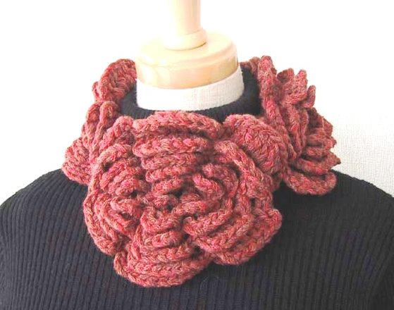 crochet scarf with large flowers (1)