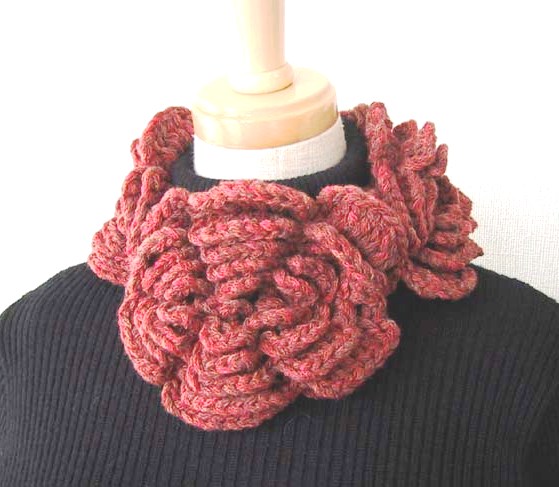 crochet scarf with large flowers (1)