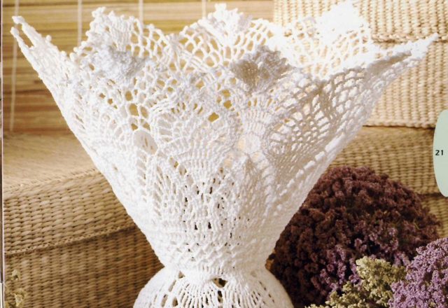crochet starched centerpiece vase (1)