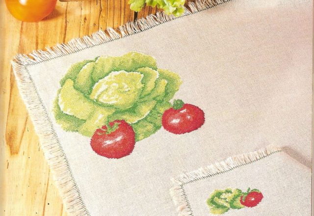 cross-stitch placemat salad and tomatoes (1)
