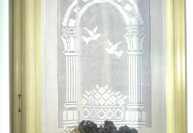 curtain filet doves and bow (1)